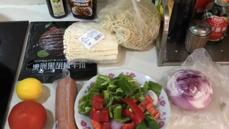 西餐菲力牛排,先将食材准备齐全