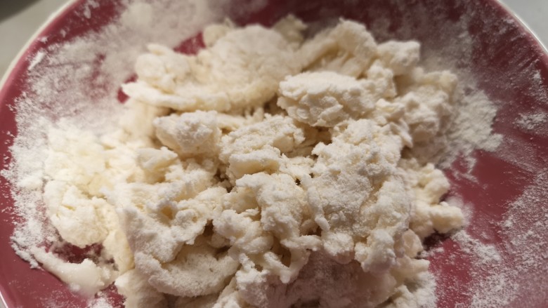 香蕉小甜饼,把面粉分成两份,一份加开水,用筷子搅匀。