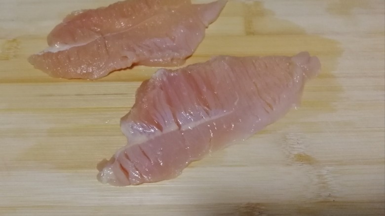 香煎黑椒鸡胸肉,用到把鸡胸肉片成两片,分别切上细细的小口