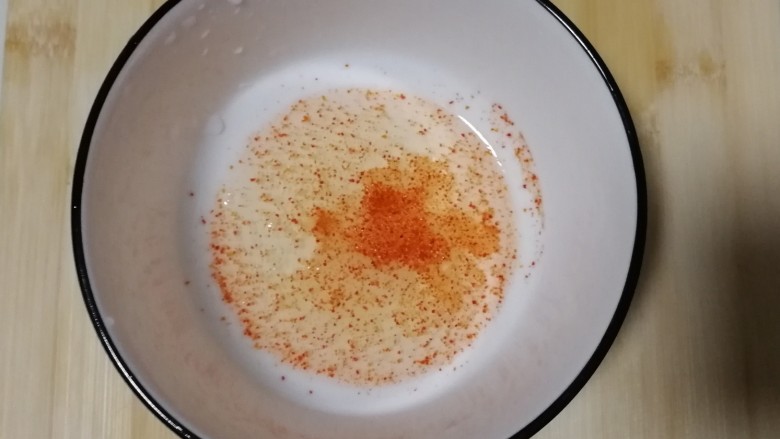 香煎黑椒鸡胸肉,把<a style='color:red;display:inline-block;' href='/shicai/ 59093'>鸡蛋清</a>磕入碗里,加上适量盐(我加了辣椒粉,也可以不加或者加其他的,根据个人口味来哈)