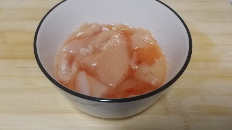 香煎黑椒鸡胸肉,把鸡胸肉放入碗里抹匀,腌制15分钟以上