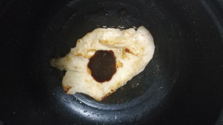 香煎黑椒鸡胸肉,两面稍微煎一下去生后,放入黑胡椒汁