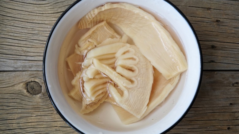 官烧目鱼,<a style='color:red;display:inline-block;' href='/shicai/ 2856'>笋干</a>泡发洗净。(如果有鲜笋可用鲜笋)