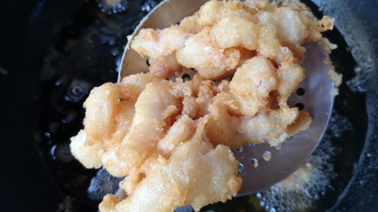 官烧目鱼,直到变为金黄色,鱼肉酥脆,控油捞出备用。