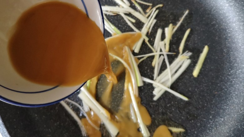 官烧目鱼,热锅凉油,倒入碗芡,小火煮至当汤汁变透亮。
