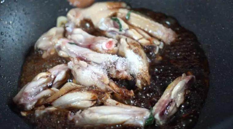 好吃的杭椒爆鸡翅特色做法,放入鸡翅,淋入料酒、生抽、盐、糖,炒匀