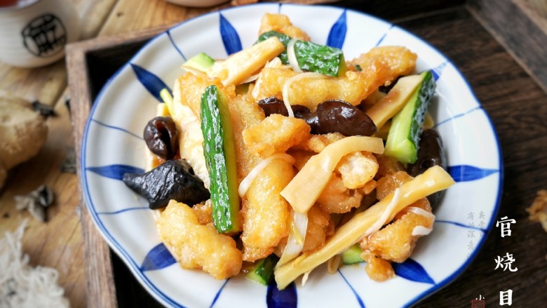官烧目鱼,此菜主料金黄,白、绿、棕三色点缀其间,色泽明快、口感酥脆、肉质纫嫩、汁包主料,咸甜略酸。