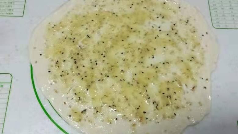 糖酥饼,醒好的面团用手压成薄片,均匀涂上糖油酥。