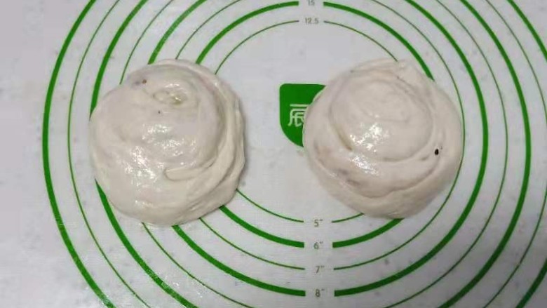 糖酥饼,平均分成2份,从一头卷起。