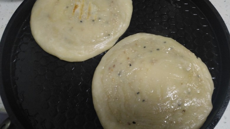 糖酥饼,放入电饼铛中,用手压扁。