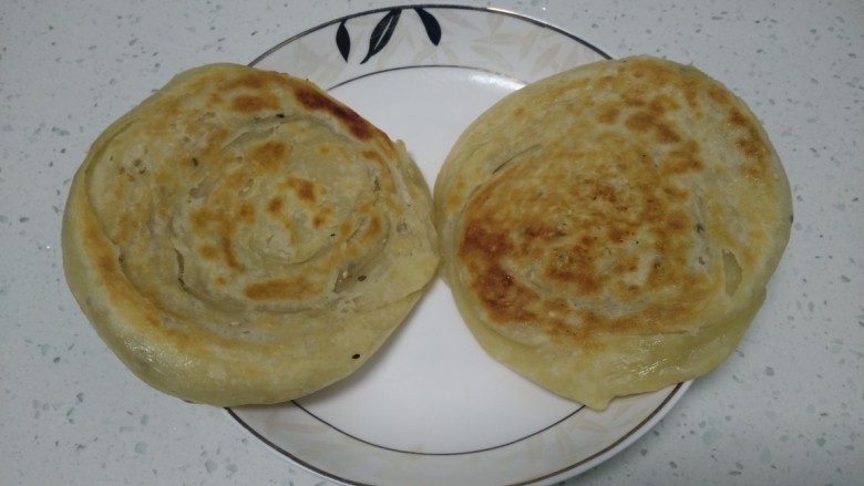 糖酥饼,盛入盘中。