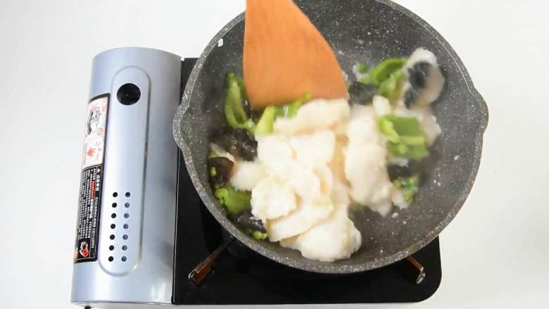 本帮经典家常菜,鱼片嫩滑无比非常美味,炒断生后加入鱼片、糖、香糟卤翻炒片刻。