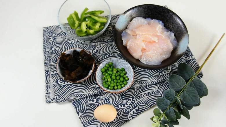 本帮经典家常菜,鱼片嫩滑无比非常美味,·食材·
【主料】:鱼片
【辅料】:青椒|黑木耳|鸡蛋|青豆|糟卤|盐|胡椒粉|生粉|姜片|料酒|糖|香油|水淀粉