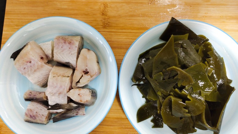 鳕鱼(明太鱼)海带汤,洗好的鱼切段，泡好的<a style='color:red;display:inline-block;' href='/shicai/ 277'>海带</a>，备用