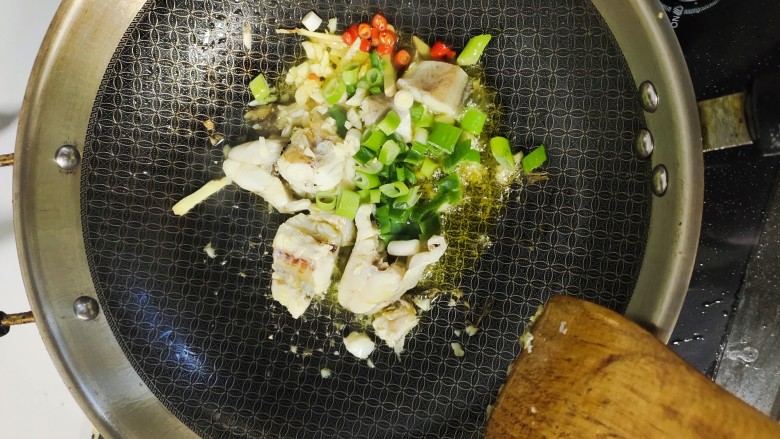鳕鱼(明太鱼)海带汤,煎至变色下葱姜蒜，(留点蒜出过放)