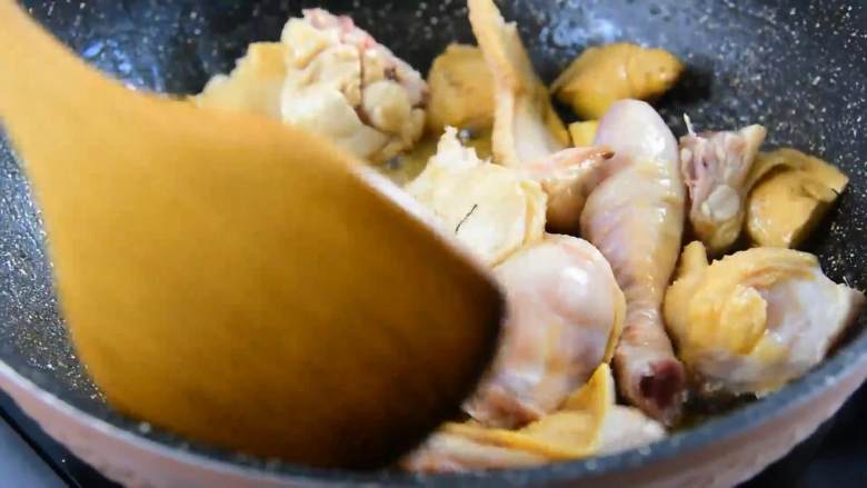 上桌光,动作不快一点就没有了哦,下鸡块炒至鸡肉变色。