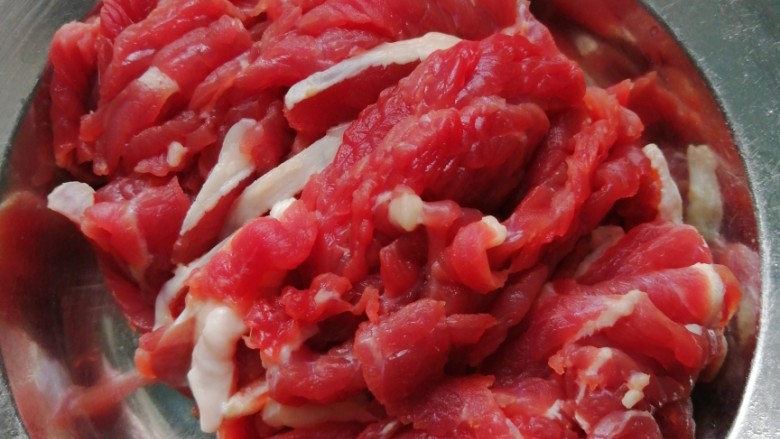 麻辣毛葱炒牛肉,<a style='color:red;display:inline-block;' href='/shicai/ 216'>牛肉</a>选择上脑,切成片,可以适当大一些