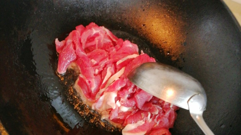 麻辣毛葱炒牛肉,放入肉片,因为已经提前热了锅,所以不会粘锅的