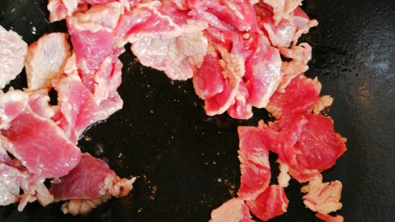 麻辣毛葱炒牛肉,看,下面一点都没有粘,非常好的技巧,对于没有不粘锅的朋友很实用