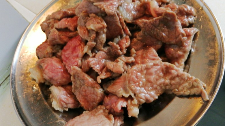 麻辣毛葱炒牛肉,炒变色,就可以先拿出来备用了,再外面应该是会滑油处理这些肉会更嫩,这里就不讲了哈