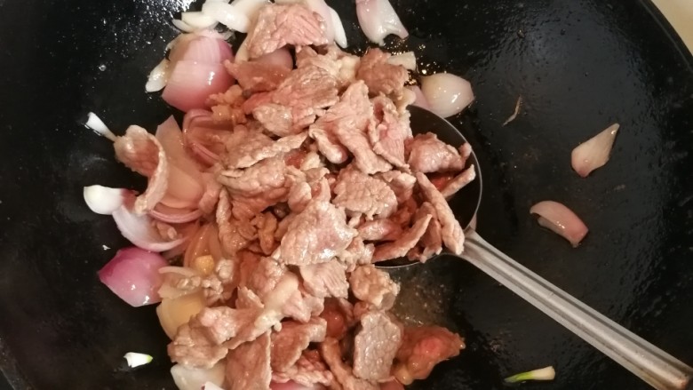 麻辣毛葱炒牛肉,混合的时候到了,第一部,倒入牛肉片