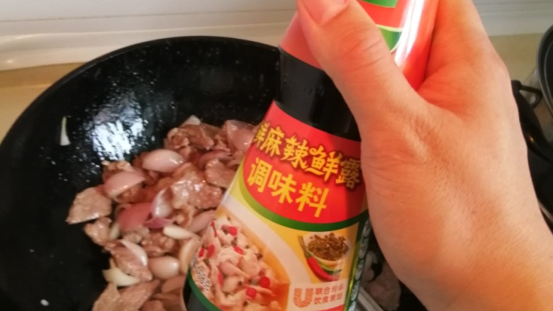 麻辣毛葱炒牛肉,第二次,倒入家乐<a style='color:red;display:inline-block;' href='/shicai/ 196208'>麻辣鲜露</a>,这个味道很不错,麻辣很刺激,别倒太多哈