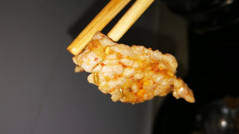 麻辣毛葱炒牛肉,肉上均匀粘上调料,嗯。干香来