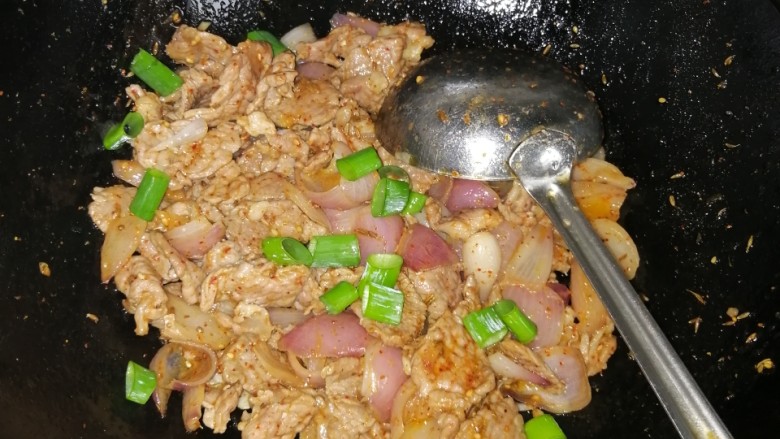 麻辣毛葱炒牛肉,来点葱叶吧,调下颜色,不那么单调