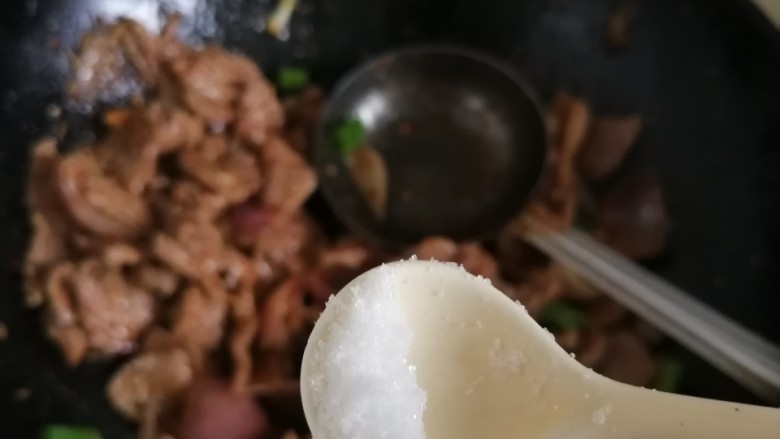 麻辣毛葱炒牛肉,因为麻辣鲜露有咸度,所以尝下味道,淡的话再来点盐喽