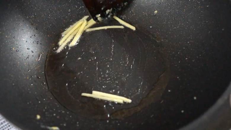 5分钟一盘菜上桌,超快手零难度,留少许底油炒香姜丝。