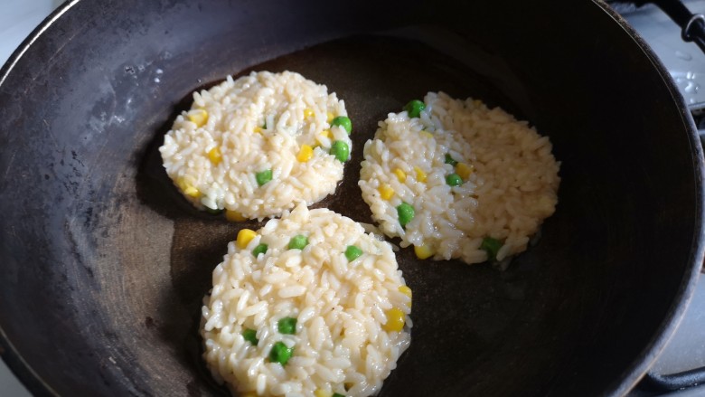 剩饭这样做才好吃,放入米饭,做成饼的形状。