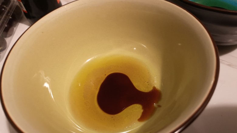 川味哨子面,碗内放少许生抽,少许盐,花椒油,香油。