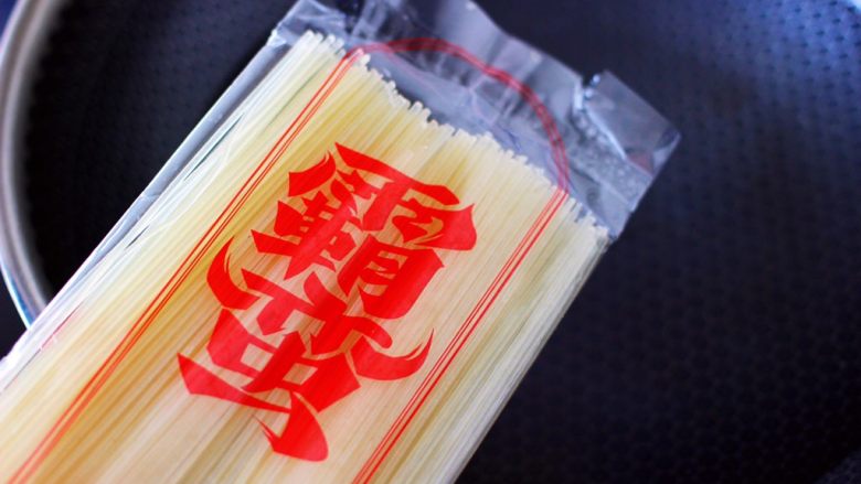 田头菇鸡汤时蔬海鲜米粉,重新起锅倒入适量的清水,放入米粉。