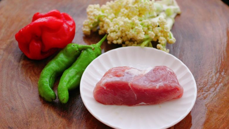 双椒肉片炒花菜,首先备齐所有的食材。