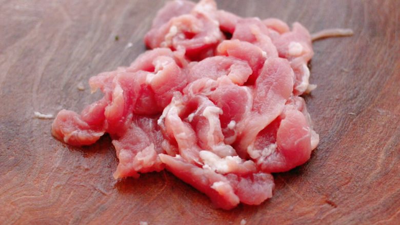 双椒肉片炒花菜,<a style='color:red;display:inline-block;' href='/shicai/ 414'>猪肉</a>洗净后,用刀切成薄片。