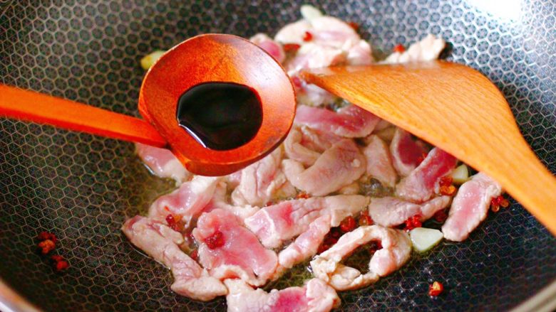 双椒肉片炒花菜,大火翻炒至猪肉变色的时候,放入<a style='color:red;display:inline-block;' href='/shicai/ 788'>生抽</a>调味调色。