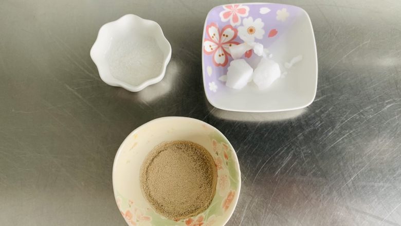 贝果🥯,酵母用20克的凉水花开,椰子油提前从冰箱里拿出来软化。
