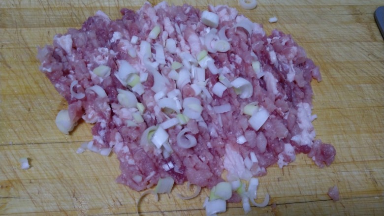 蚂蚁菜猪肉小笼包,猪肉剁碎,加入半颗葱剁碎。