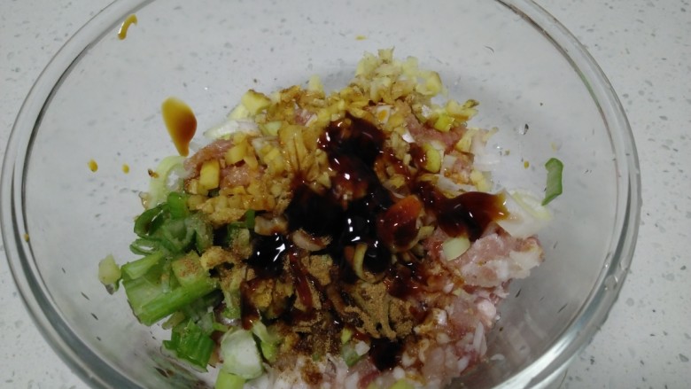 蚂蚁菜猪肉小笼包,肉、葱、姜盛入碗里,加入上述调料。