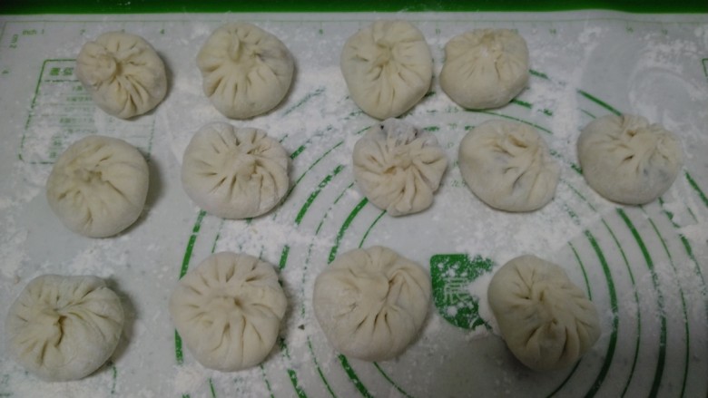 蚂蚁菜猪肉小笼包,包入馅料。