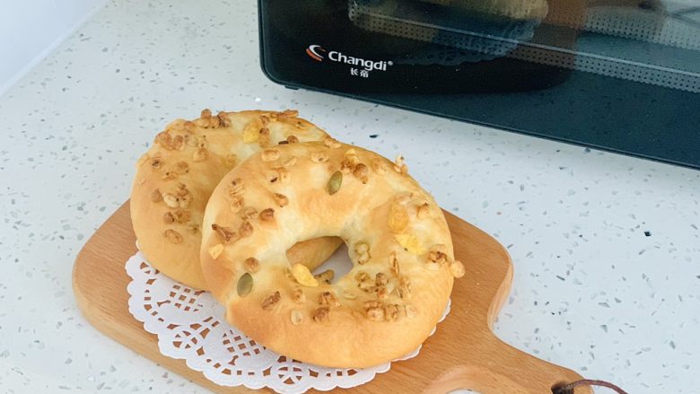 贝果🥯,贝果🥯因为用水煮过,表皮韧韧的很有嚼头,低油、低糖非常健康。