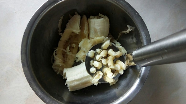 美味小甜饼,将<a style='color:red;display:inline-block;' href='/shicai/ 610'>香蕉</a>压成泥。