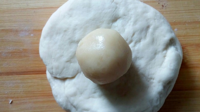 美味小甜饼,将水油面包油面成包子状,压成面皮,擀成鸭舌状。
