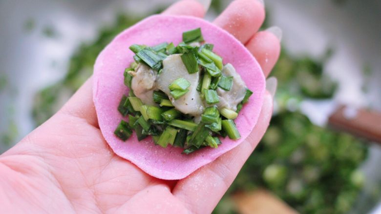 牡蛎韭菜粉嫩饺子,擀好的面皮里,放入适量的馅料。