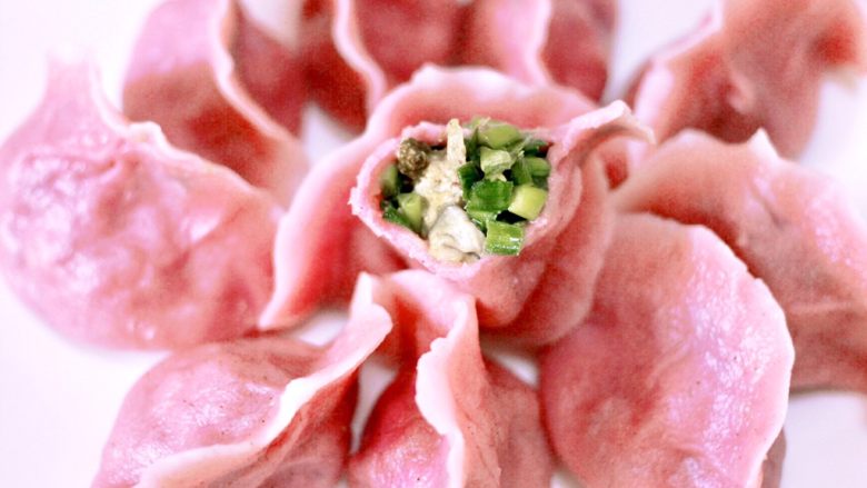 牡蛎韭菜粉嫩饺子,鲜掉眉毛木有人管,好吃到飞起来,而且颜值爆棚有木有,红绿相间霎那间变得美不胜收。