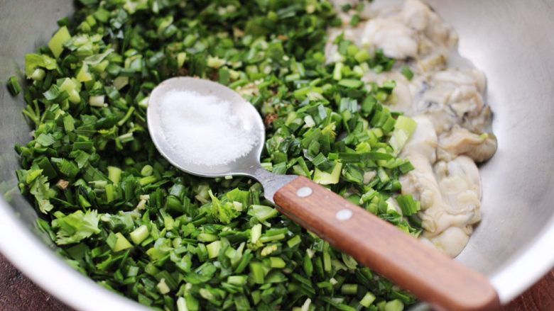 牡蛎韭菜粉嫩饺子,最后根据个人口味,加入适量的盐调味。
