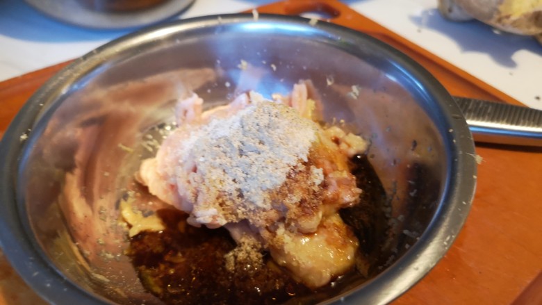 番茄肉圆汤,再加入胡椒粉,盐,生抽。