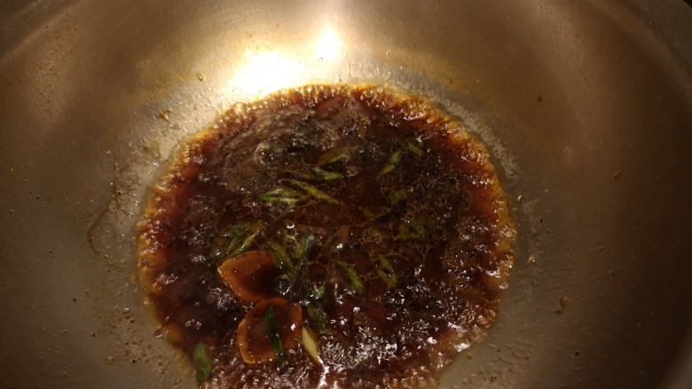 肉片豆花/不辣版,加入生抽,老抽,蚝油,再加入清水烧开。