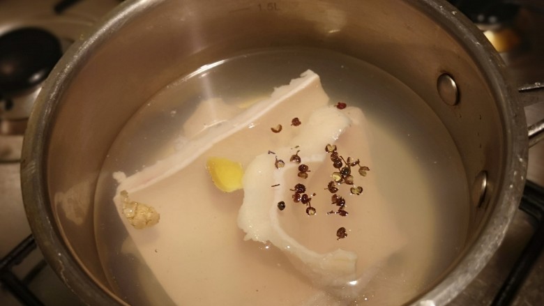 麻辣皮冻,锅内放冷水,加入肉皮,加姜片,几粒花椒。