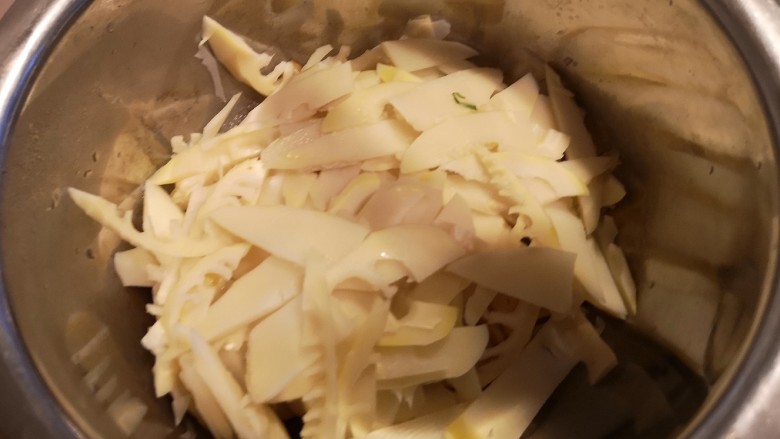 凉拌青笋豆干,盛出控干水分,备用。